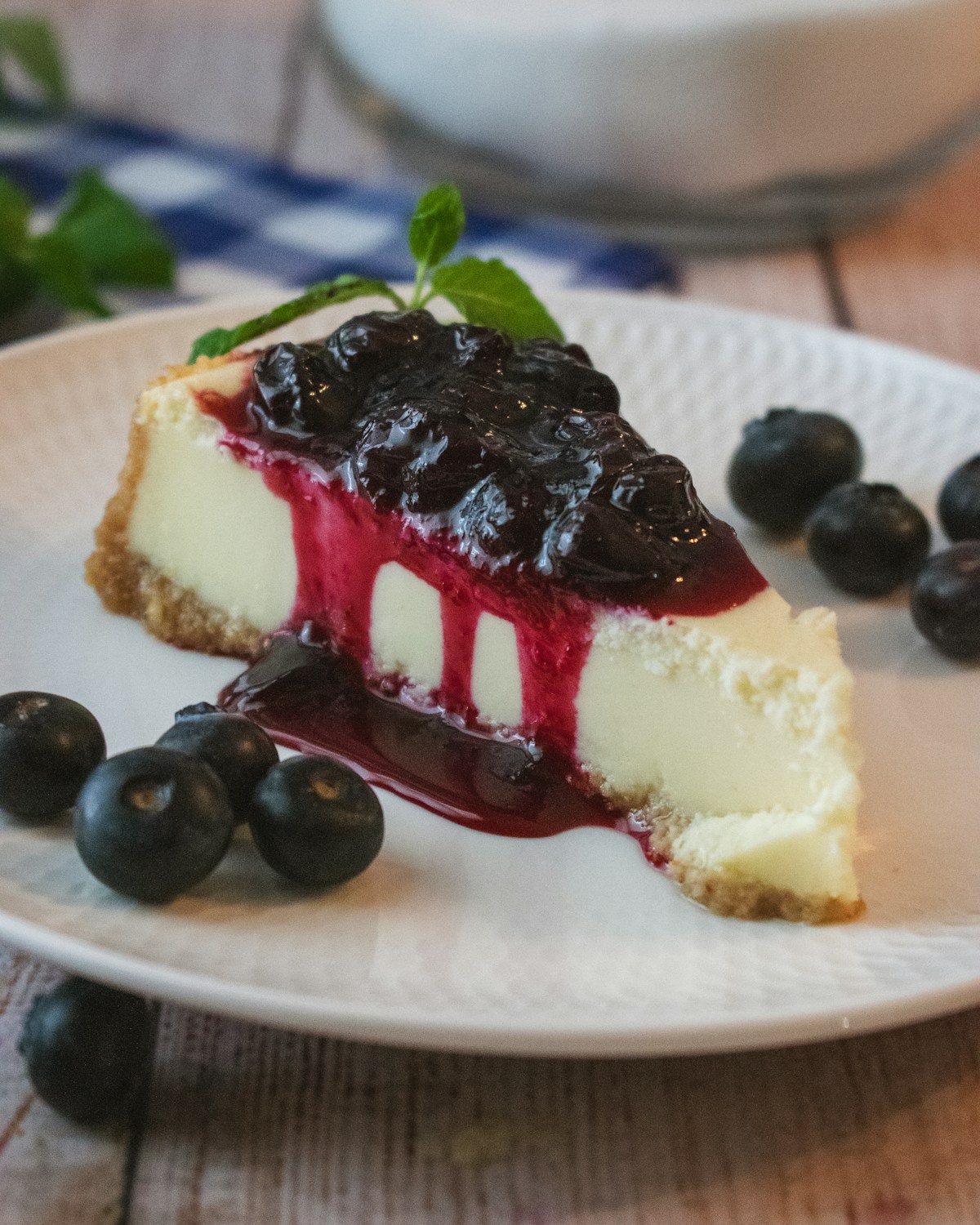 Cheesecake met blauwe bessencompote