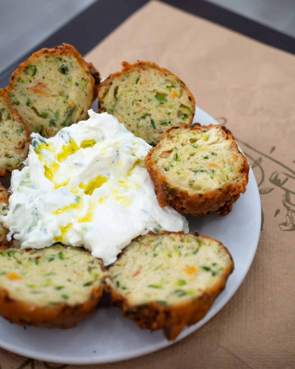Courgettesticks met een schaaltje yoghurtdip